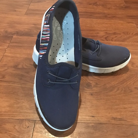 Bzees Shoes - Bzees Seadog Size 9 slip on sneaker